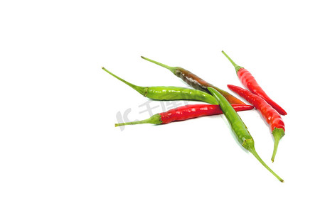 胡椒摄影照片_孤立在白色背景上的红辣椒和绿辣椒