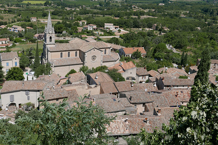 薰衣草热气球摄影照片_vaucluse、roussillon 和 bonnieux 村位于葡萄园之间