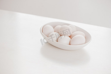 木桌上的白盘上的鸡蛋