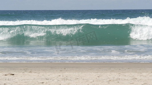 太平洋大浪飞溅，美国加利福尼亚海岸海景。