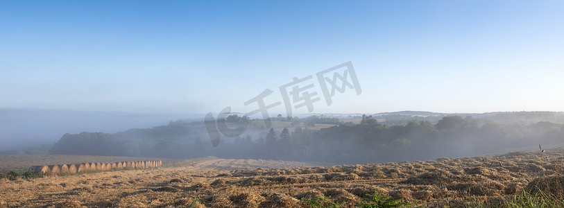 财务部摄影照片_法国薄雾初夏的布列塔尼中部乡村景观