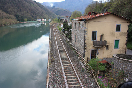 Borgo a Mozzano 的托斯卡纳 Serchio 河和阴天天空的倒影