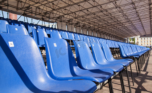 体育场内的塑料蓝色座椅
