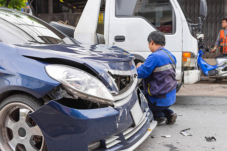 路上发生车祸导致车祸