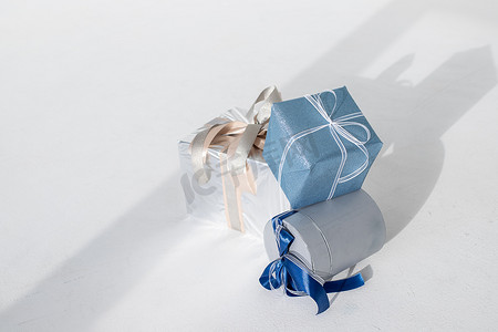 开工2021大吉摄影照片_在白色背景的装饰圣诞礼物。蓝色和银色时尚的圣诞礼物。