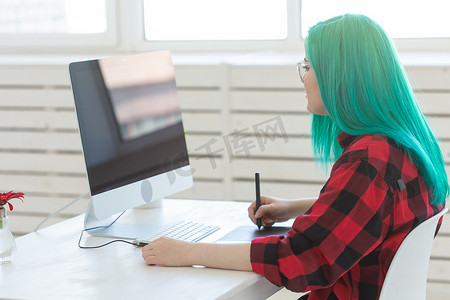 设计师、创意、人的概念 — 绿发女设计师在图形平板电脑上做一个项目，侧视图