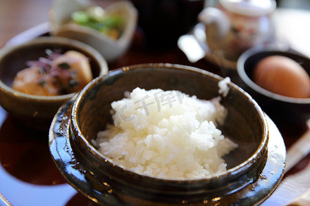 日本传统食物混合生鸡蛋和米