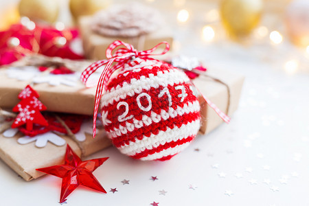 金色新年礼物摄影照片_圣诞节和新年 2017 年背景与钩编手工球、 圣诞树的礼物和装饰品。