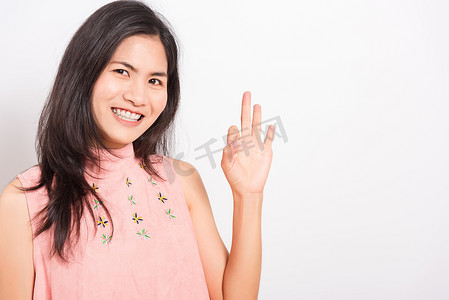 肖像亚洲美丽的年轻女子做了手指 OK 符号