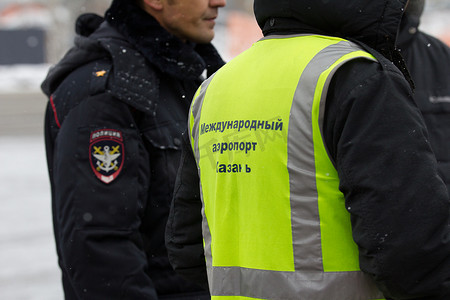 公路摄影照片_俄罗斯喀山，2016 年 11 月 17 日，机场 — 身穿制服的俄罗斯公路警察