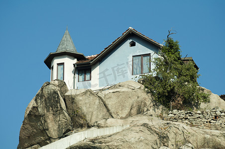 房屋山摄影照片_山顶上的房子