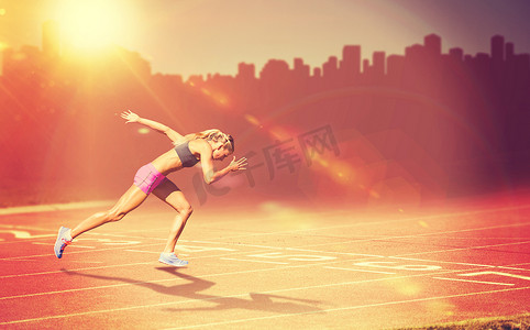 在白色背景上跑步的运动型女性的合成图像