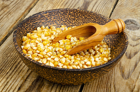 将玉米粒晒干放入碗中，用于制作爆米花。