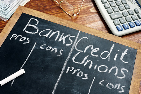 银行与信用合作社的优缺点写在黑板上。
