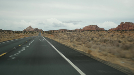 公路摄影照片_从犹他州驾车前往美国亚利桑那州大峡谷的公路旅行。 