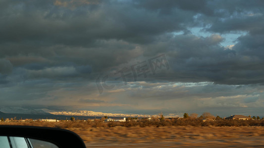 公路旅行，驾驶汽车从死亡谷到美国内华达州拉斯维加斯。