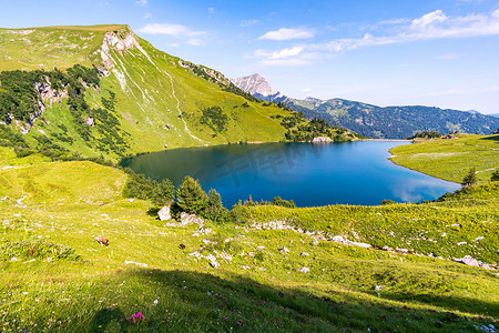 在美丽的坦海姆山谷徒步和登山