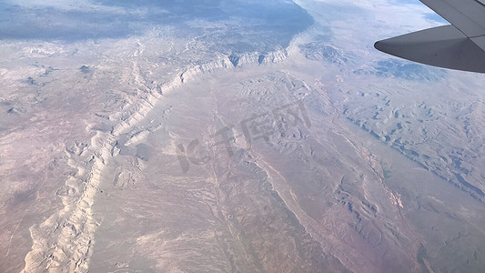 飞机机翼摄影照片_美国西部波纹纹理飞机机翼窗景