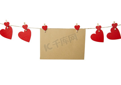 空白的空信封、纸片或邀请卡和红心、情人节或贺卡概念隔离在白色背景上