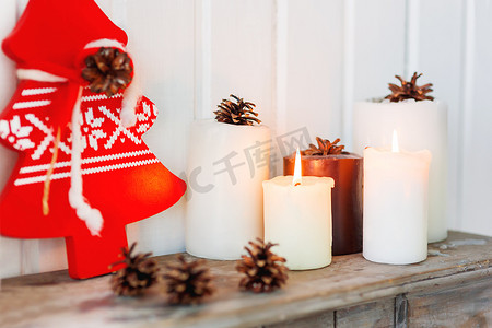 与蜡烛、杉木锥体和 r 的圣诞节和新年背景