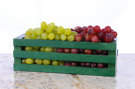 木箱中的红葡萄和绿葡萄