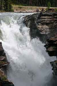 贾斯珀国家公园阿萨巴斯卡河上的瀑布