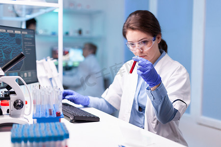 化验室摄影照片_生物技术专家女科学家在制药实验室用血管进行研究