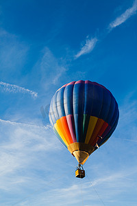 蓝天中的彩色热气球