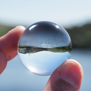 水晶玻璃透镜球中的梅尔登水库，达特穆尔国家公园，德文郡