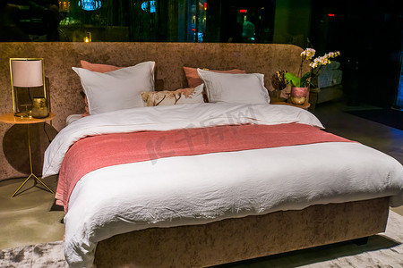 现代双人床、豪华卧室内饰、带床单和枕头的床