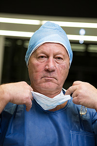 戴外科口罩的男外科医生画像
