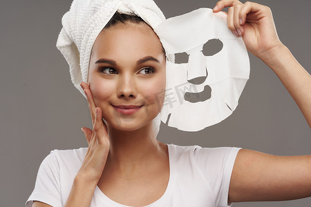 脸上戴面具的女人清洁护肤保湿