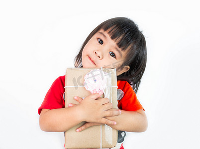 抱礼盒摄影照片_快乐的亚洲小女孩抱着用回收包裹的礼盒