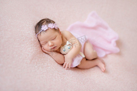 睡觉娃娃摄影照片_睡觉的新生女婴