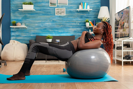 适合运动型强壮的黑人女性锻炼核心