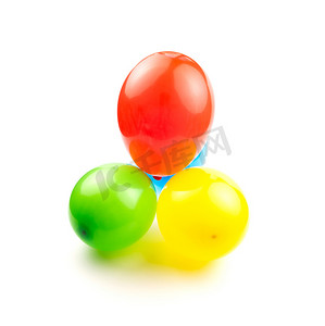 彩色生日气球隔离在白色背景上，并为您的文本留出空间