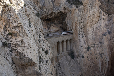 在乔罗峡谷皇家步道 (El Caminito del Rey) 附近的铁路，