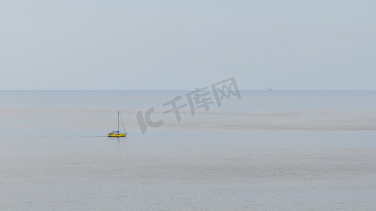 黄色的小船停在平静的海面上