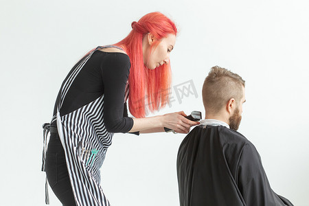 美发师、造型师和理发店概念 — 年轻女发型师要给男人剪头发