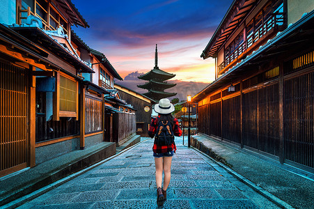 背着背包在日本京都的八坂塔和 Sannen Zaka 街散步的女旅行者。