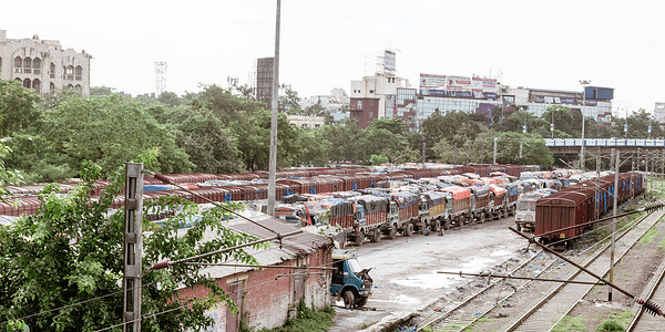 加尔各答，西孟加拉邦，印度，2018 年 1 月-商业物流交付卡车在运输和货运服务区的施工现场连续停放。