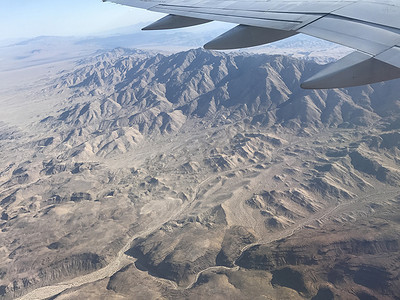 从美国西部波纹纹理飞机机翼的窗户视图