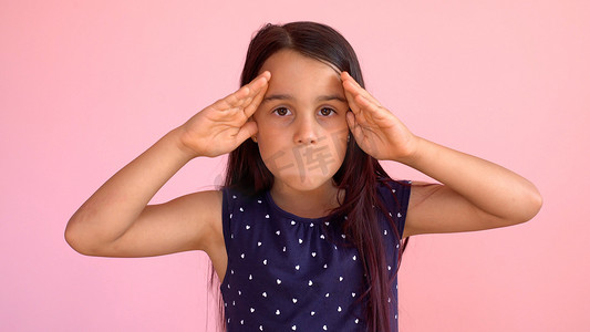 一个情绪激动的 8 岁女孩的肖像用胶带封住了她的嘴。