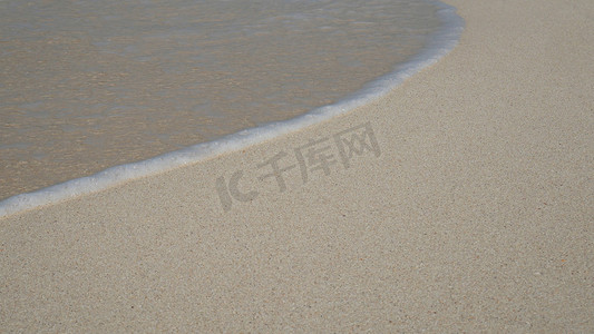 夏季热带海滩白色沙滩上蓝色海洋气泡的软波.