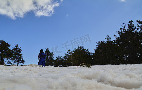 在明亮的冬日在雪地里玩耍的男孩