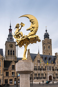 位于比利时佛兰德斯迪克斯梅德的 Manneke Uit De Mane 雕像。
