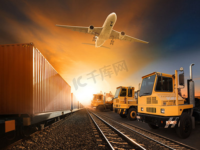 工业集装箱列车在铁路轨道上运行飞机货物