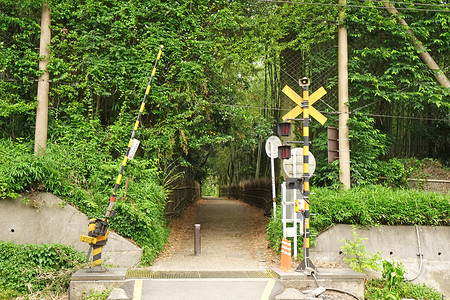 带铁轨的火车摄影照片_日本乡村带交通警示灯的室外火车轨道