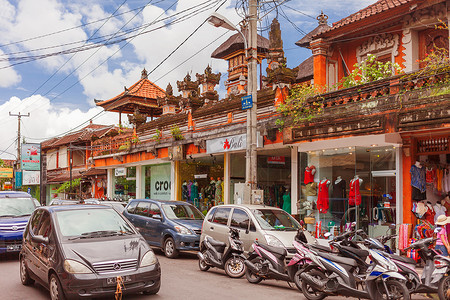 乌布，印度尼西亚-2013 年 1 月 31 日。移动通过纪念品商店和服装精品店的汽车。