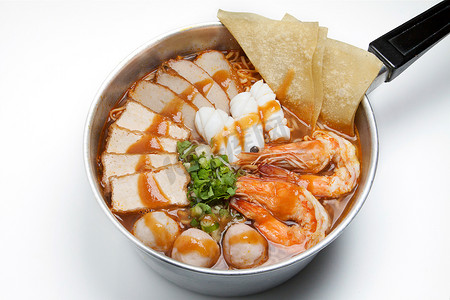 海鲜火锅摄影照片_锅的辣方便面与孤立的白色背景上的红酱。